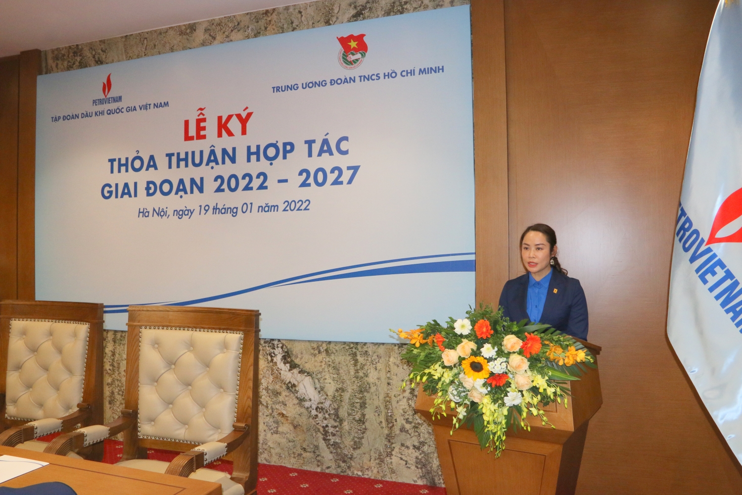 Đồng chí Vũ Thị Thu Hương - Bí thư Đoàn Thanh niên Tập đoàn trình bày về nội dung thỏa thuận hợp tác