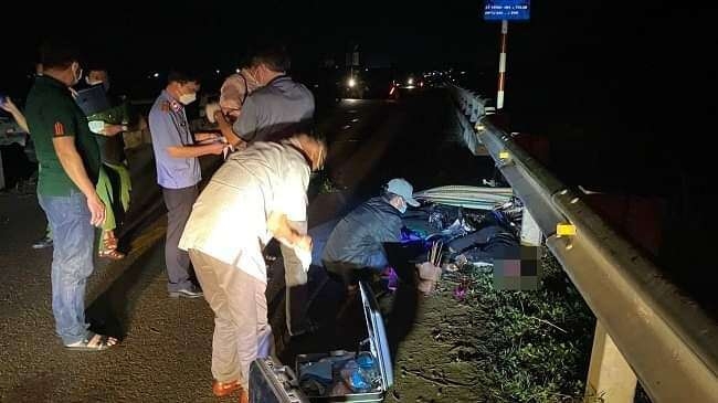 Hiện trường xảy ra vụ tai nạn làm chết 2 người và 15 người bị thương do tài xế