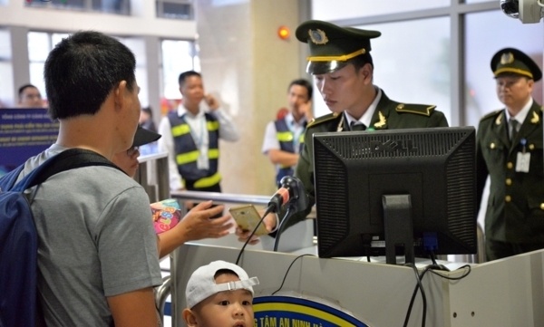 Nhân viên an ninh hàng không Cảng hàng không quốc tế Nội Bài. Nhân viên an ninh hàng không Cảng hàng không quốc tế Nội Bài.