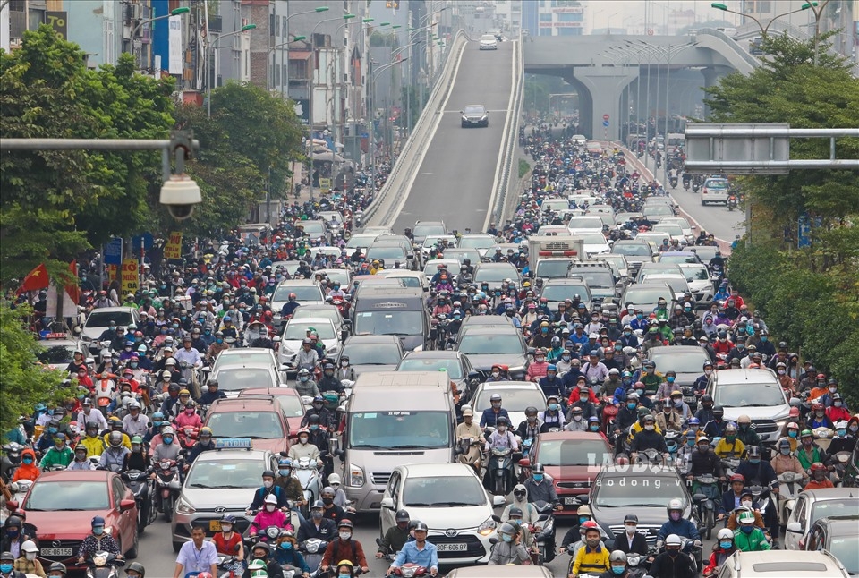 tại nút giao Ngã Tư Sở - Trường Chinh – Láng diễn ra tình trạng ùn tắc nghiêm trọng