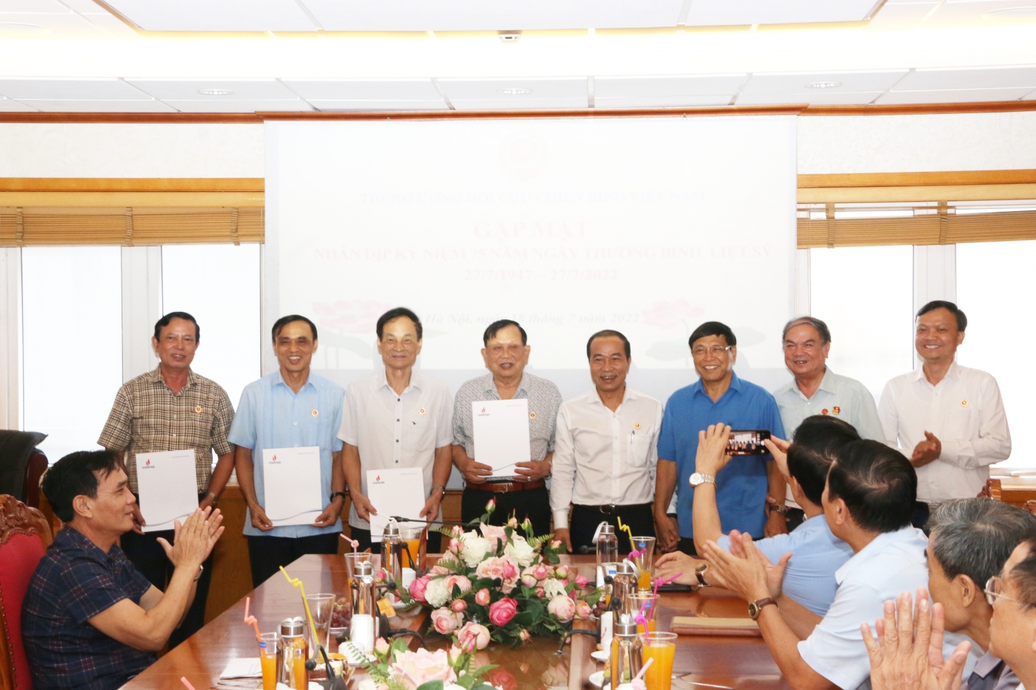 Hội CCB Tập đoàn tặng quà tri ân các thương binh đang công tác tại Trung ương Hội CCB Việt Nam