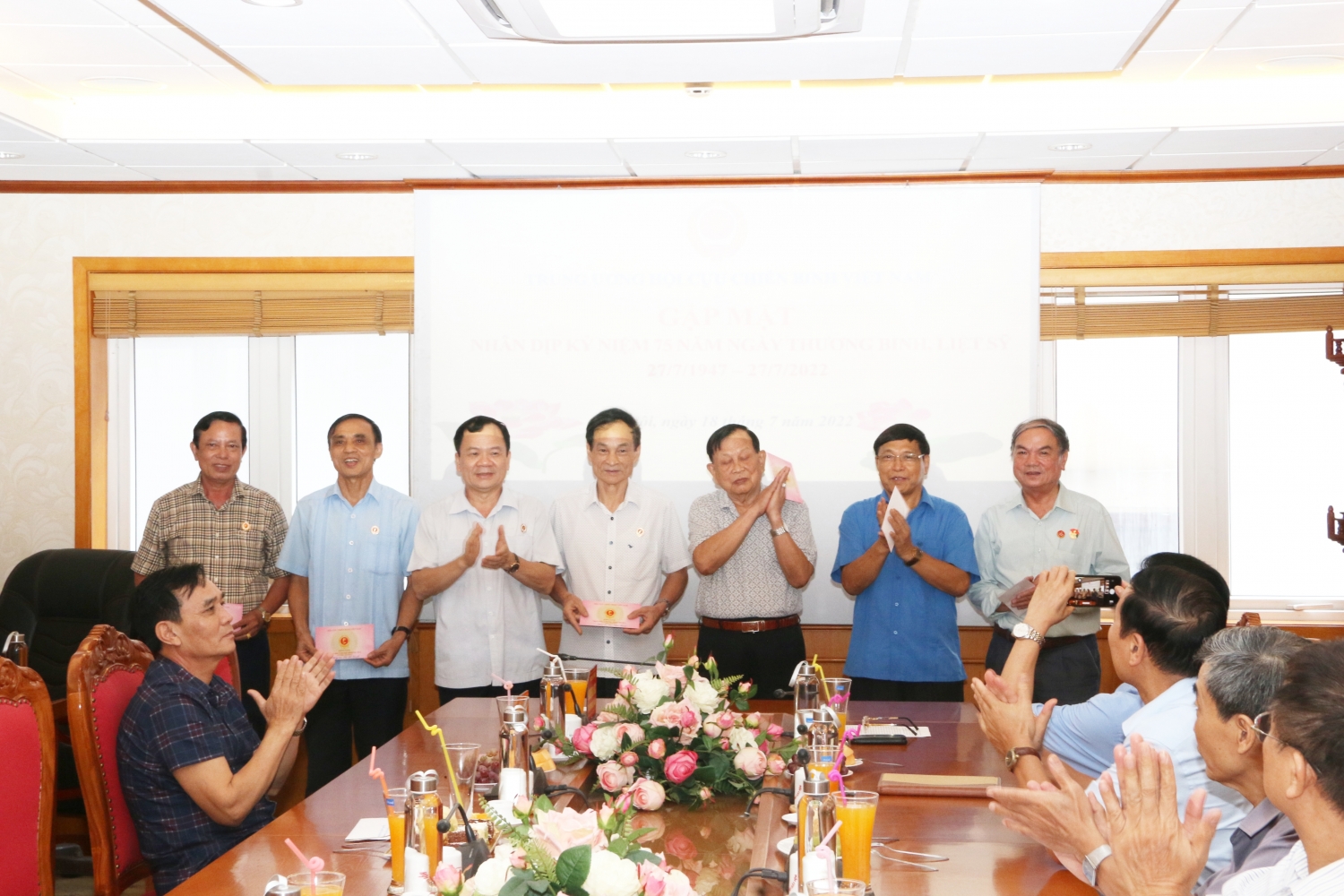 Hội CCB Tập đoàn tặng quà tri ân các thương binh đang công tác tại Trung ương Hội CCB Việt Nam
