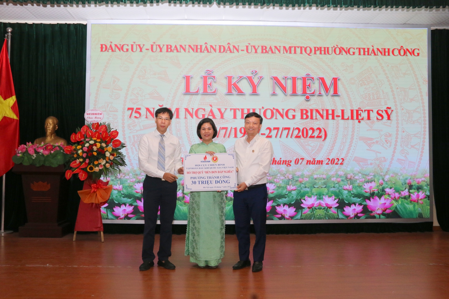 Hội CCB Tập đoàn ủng hộ quỹ “Đền ơn đáp nghĩa” phường Thành Công