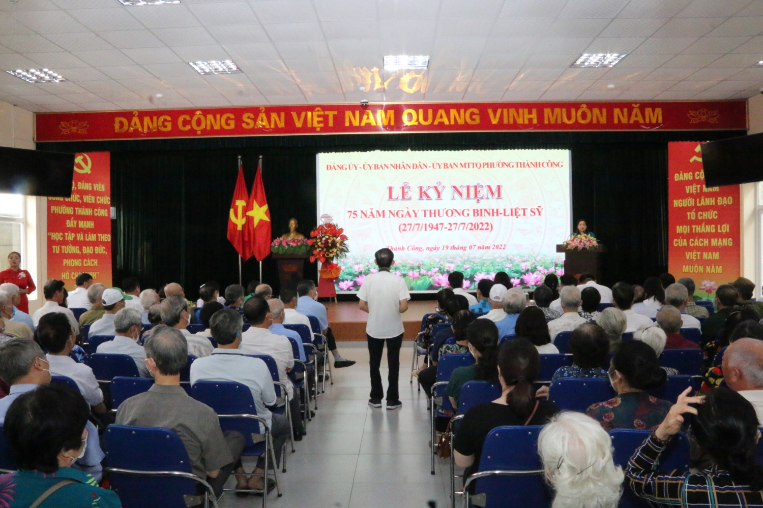 Hội CCB Tập đoàn ủng hộ quỹ “Đền ơn đáp nghĩa” phường Thành Công