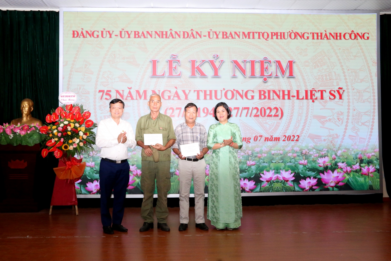 Hội CCB Tập đoàn ủng hộ quỹ “Đền ơn đáp nghĩa” phường Thành Công