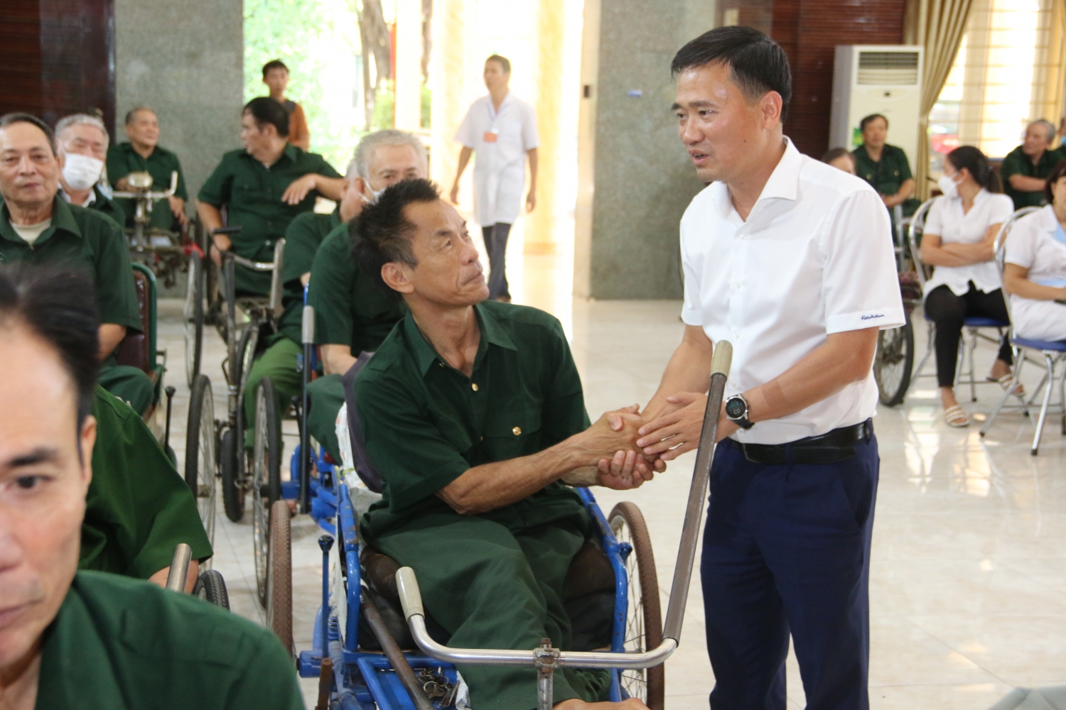 CĐ DKVN thăm, tặng quà các thương, bệnh binh tại Thuận Thành (Bắc Ninh)