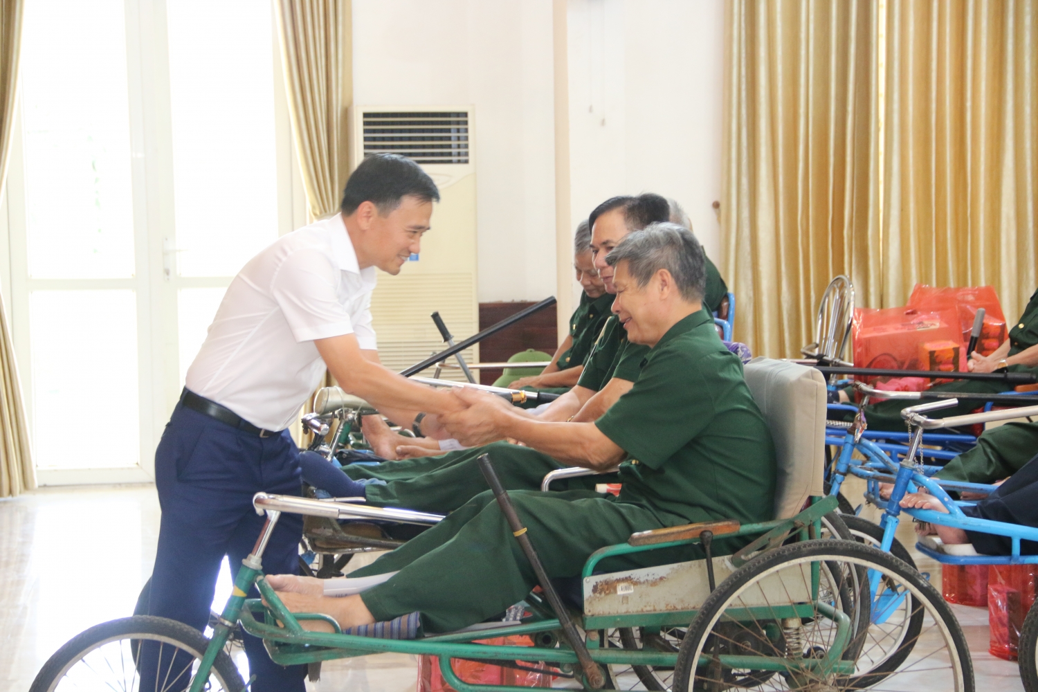 CĐ DKVN thăm, tặng quà các thương, bệnh binh tại Thuận Thành (Bắc Ninh)