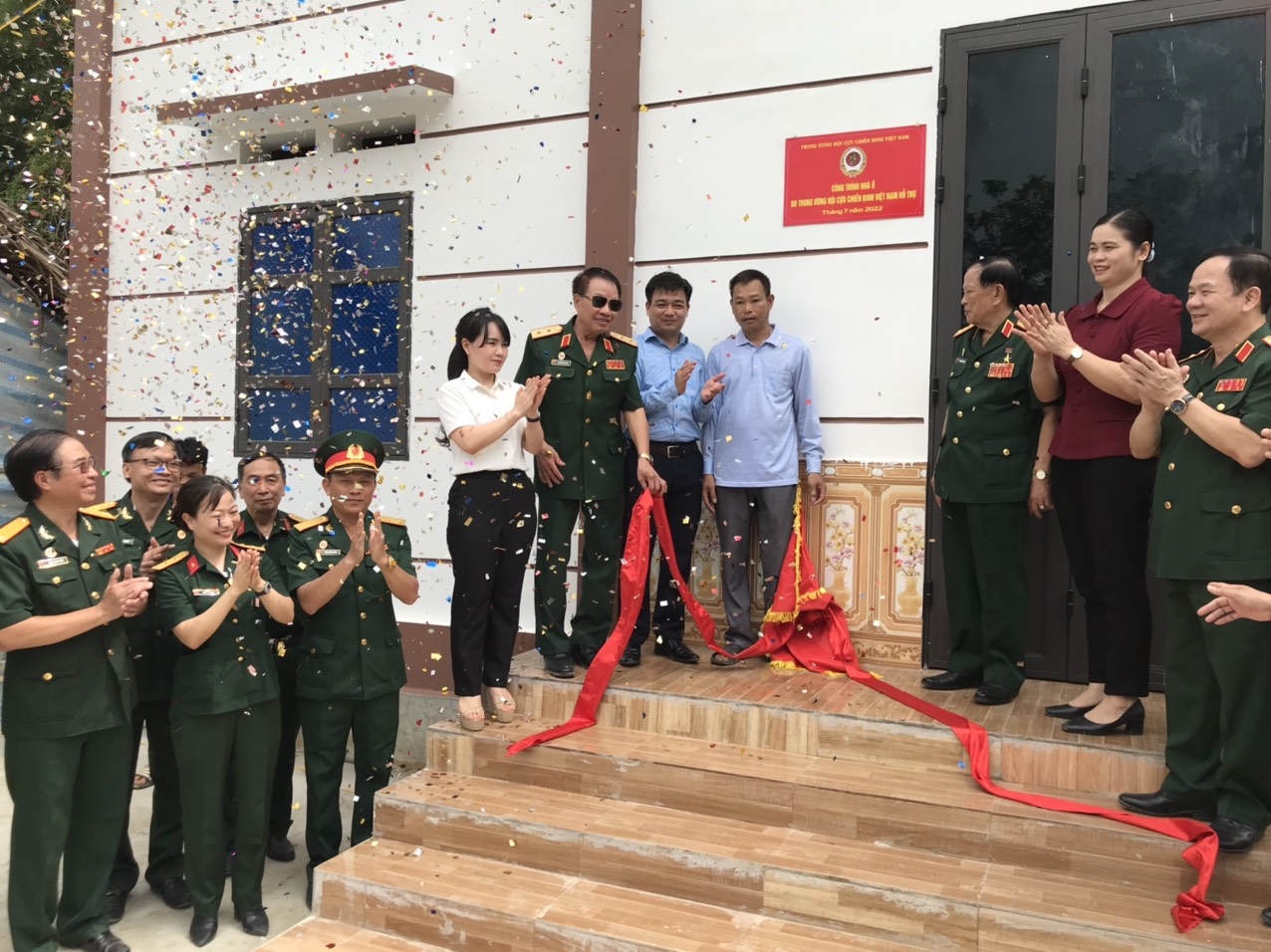 Hội CCB Việt Nam và Hội CCB Tập đoàn tặng quà đối tượng chính sách và khánh thành nhà nghĩa tình đồng đội tại tỉnh Tuyên Quang