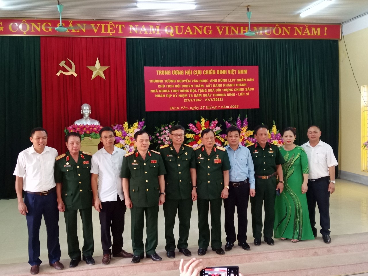 Hội CCB Việt Nam và Hội CCB Tập đoàn tặng quà đối tượng chính sách và khánh thành nhà nghĩa tình đồng đội tại tỉnh Tuyên Quang