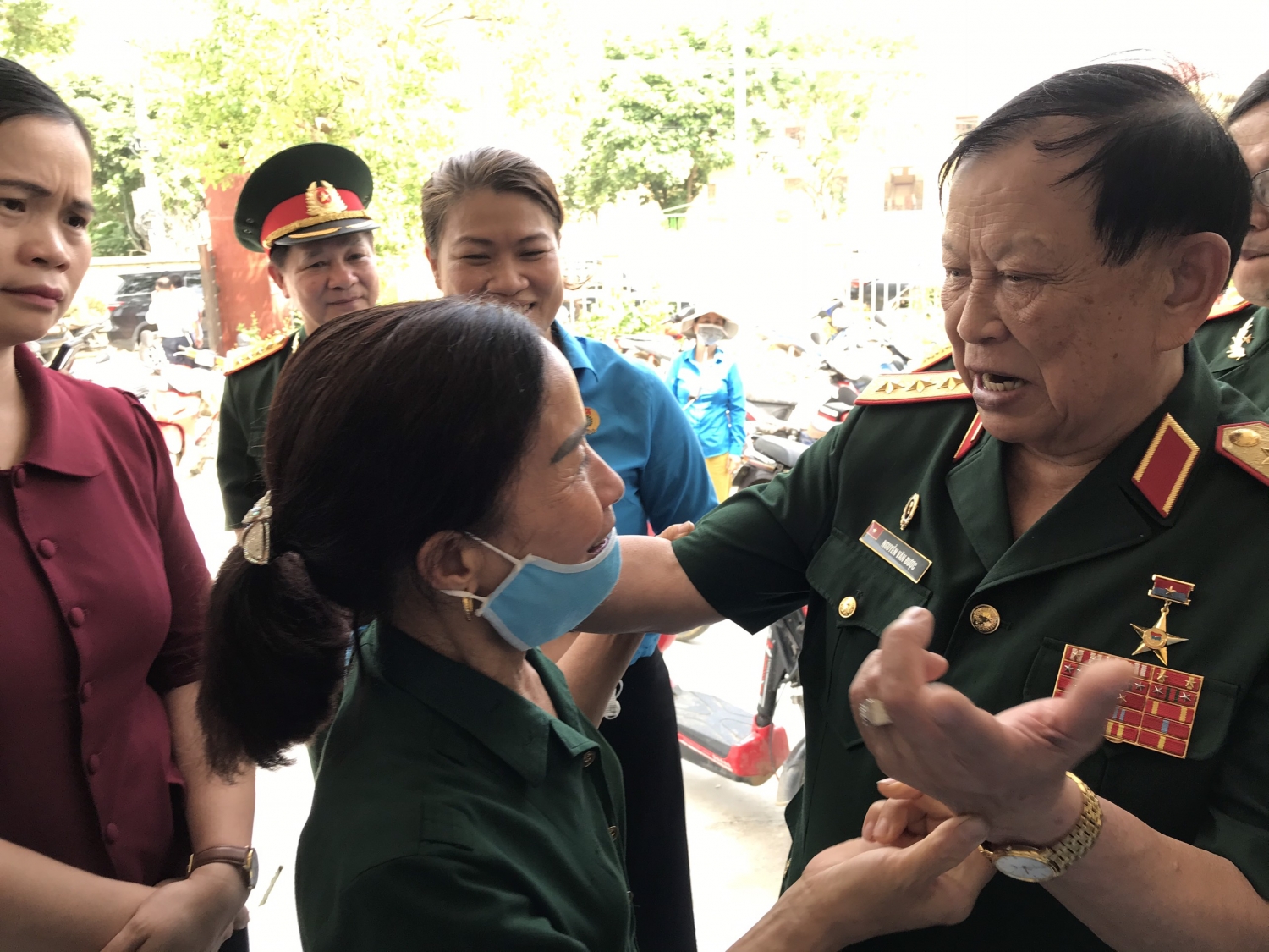 Hội CCB Việt Nam và Hội CCB Tập đoàn tặng quà đối tượng chính sách và khánh thành nhà nghĩa tình đồng đội tại tỉnh Tuyên Quang