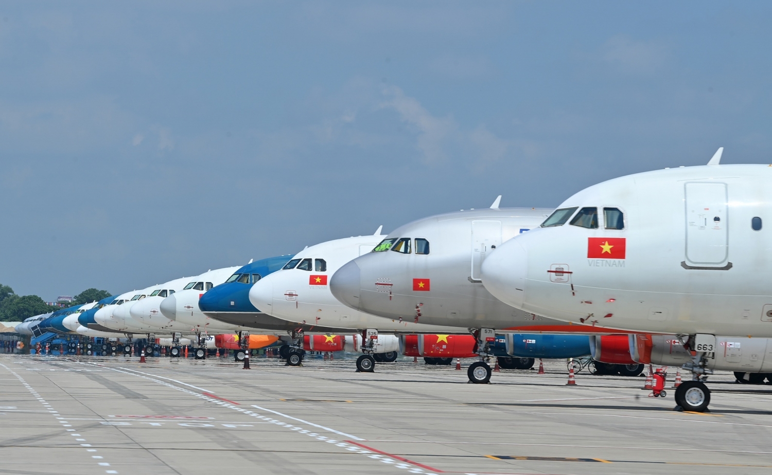 Đội tàu bay của Vietnam airline ể từ sau ngày 1/5, sản lượng chuyến bay, hành khách qua cảng sụt giảm nghiêm trọng. Sản lượng hành khách nội địa giai đoạn tháng 4, đặc biệt cao điểm dịp nghỉ lễ 30/4 tại Nội Bài đạt trung bình mỗi ngày trên 60.000 lượt khách với 500 lượt chuyến bay, ngày cao điểm nhất đạt 78.000 lượt khách nội địa và 530 lượt chuyến bay đi/đến. 