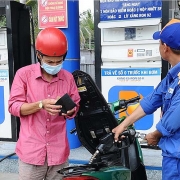 Kiểm soát chặt giá các hàng hóa, dịch vụ sau khi giá xăng dầu giảm mạnh
