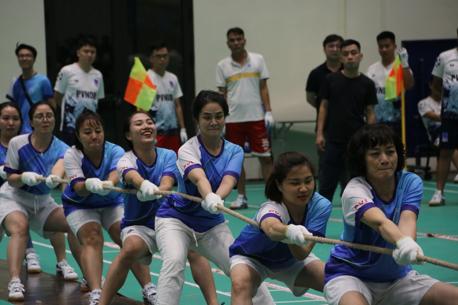 Các đơn vị Dầu khí tranh tài môn thi nhảy bao bố và kéo co