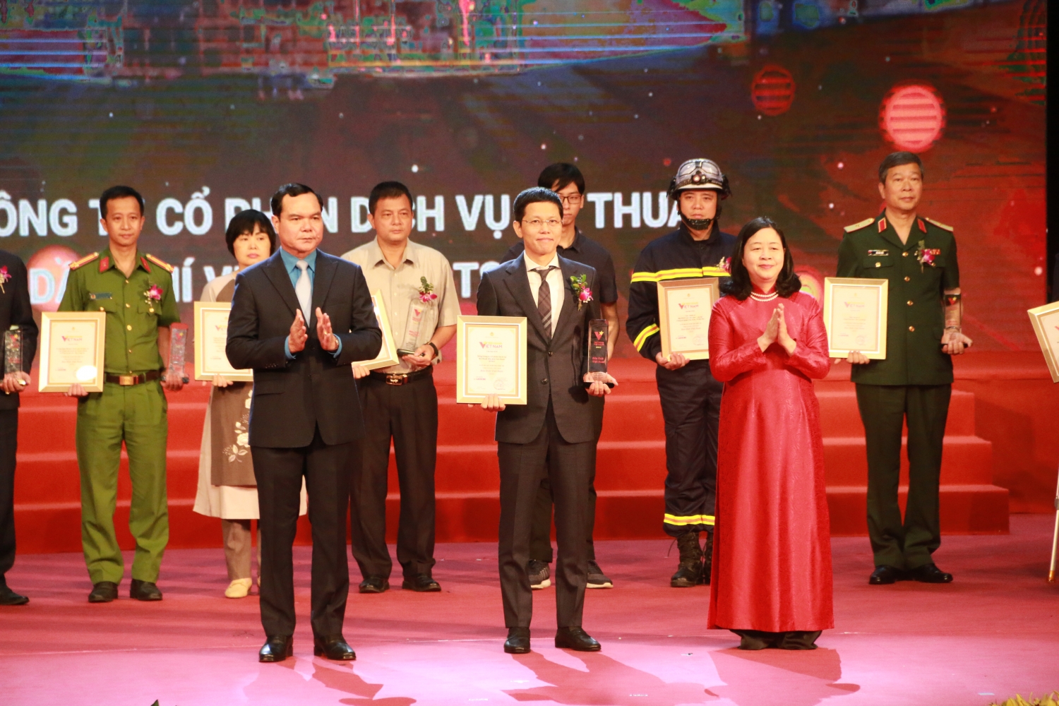 Bà Bùi Thị Minh Hoài – Bí thư Trung ương Đảng, Trưởng ban Dân vận Trung ương và ông Nguyễn Đình Khang - Uỷ viên Trung ương Đảng, Chủ tịch Tổng Liên đoàn Lao động Việt Nam, Phó Chủ tịch Hội đồng Thi đua khen thưởng Trung ương - trao biểu trưng Vinh quang V