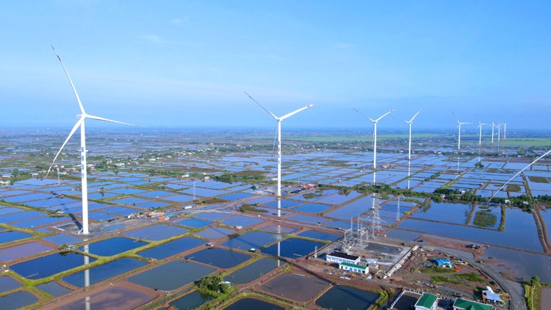  Toàn cảnh 9 turbine của Nhà máy Điện gió Kosy Bạc Liêu giai đoạn 1.