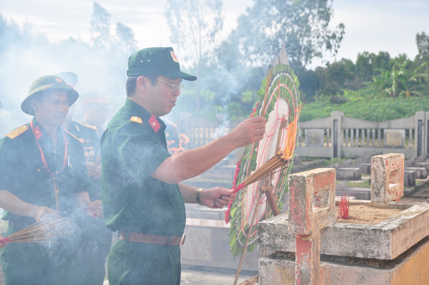  Ban lãnh đạo Hội cựu chiến binh Nhà máy lọc dầu Dung Quất thắp nhang tri ân các liệt sĩ nhân Ngày Thương binh liệt sĩ