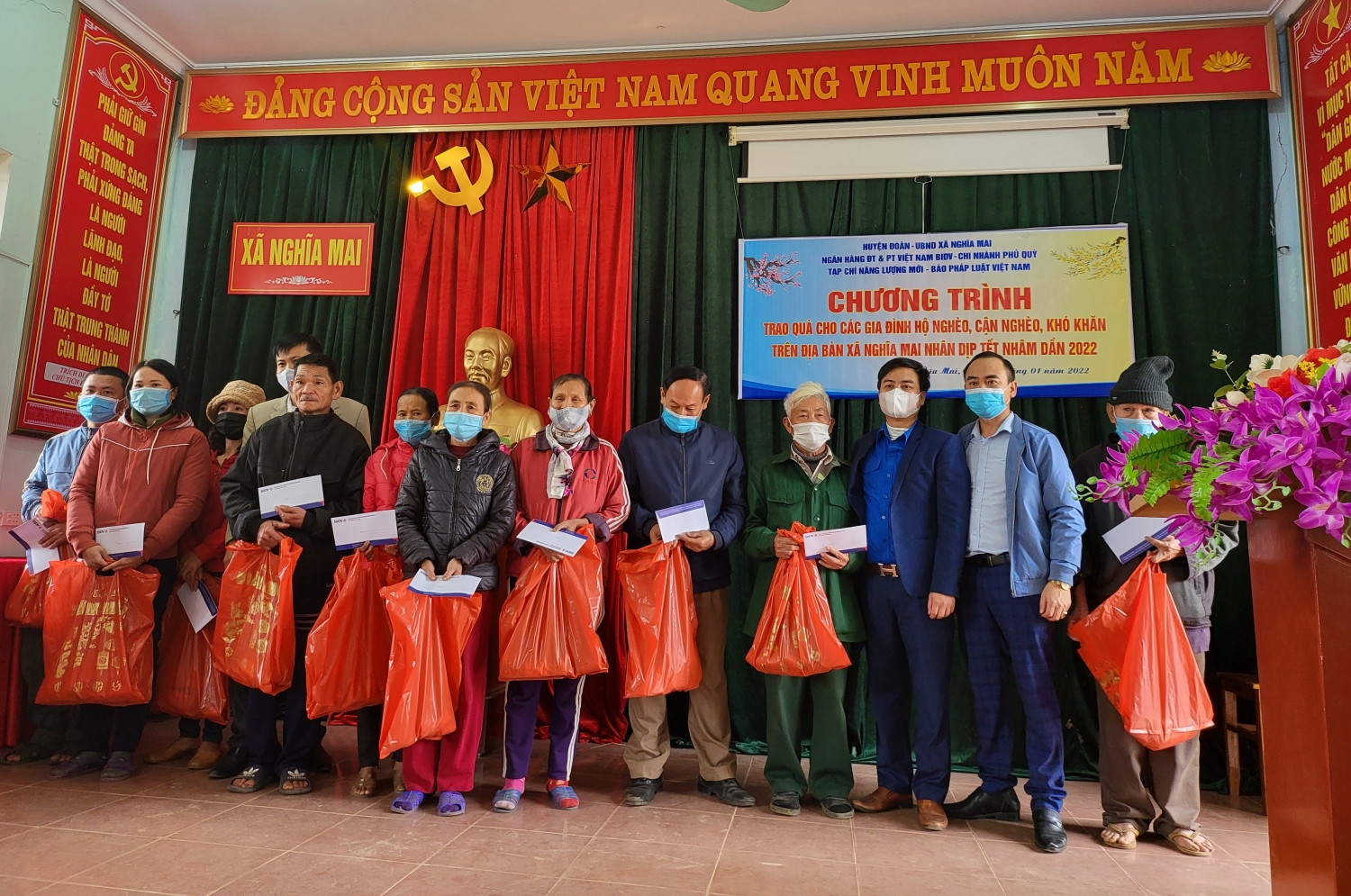 Tạp chí Năng lượng Mới đồng hành cùng Ngân hàng BIDV trao 200 suất quà Tết cho các hộ nghèo tại Nghệ An