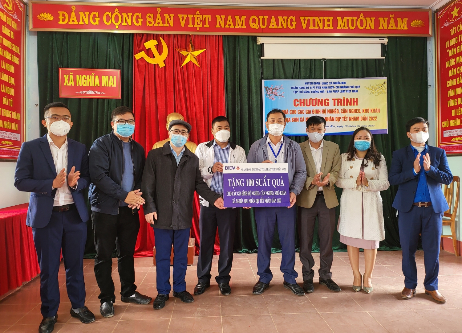 Tạp chí Năng lượng Mới đồng hành cùng Ngân hàng BIDV trao 200 suất quà Tết cho các hộ nghèo tại Nghệ An