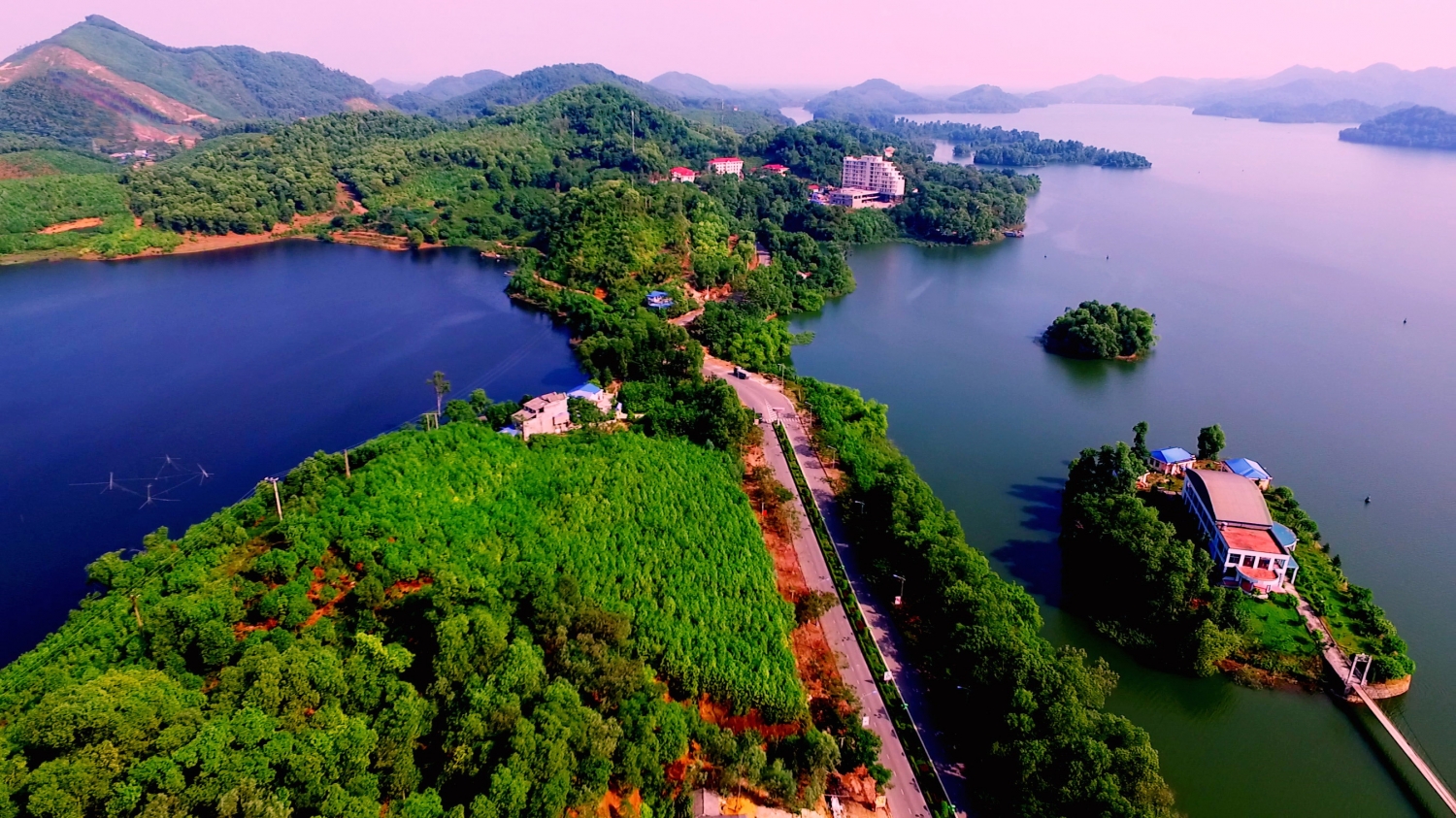 Tin nhanh bất động sản ngày 15/4: Thái Nguyên mời Phú Mỹ Hưng đầu tư vào khu du lịch hồ Núi Cốc