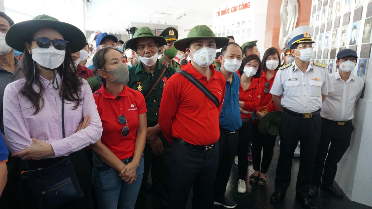 Đoàn công tác Petrovietnam dâng hương tưởng niệm các liệt sĩ Gạc Ma