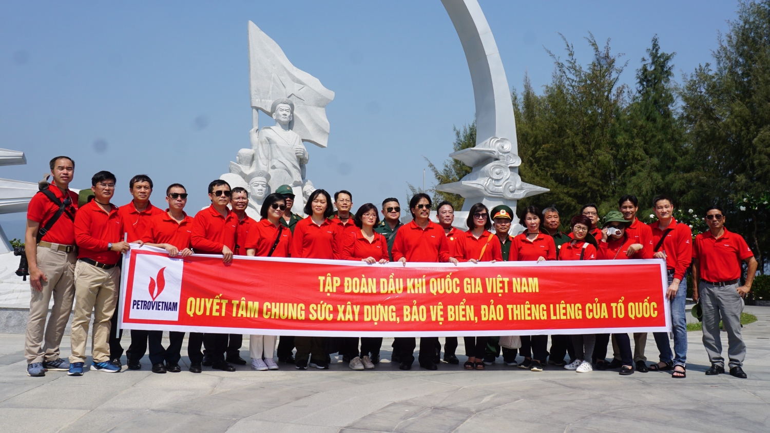 Đoàn công tác Petrovietnam dâng hương tưởng niệm các liệt sĩ Gạc Ma