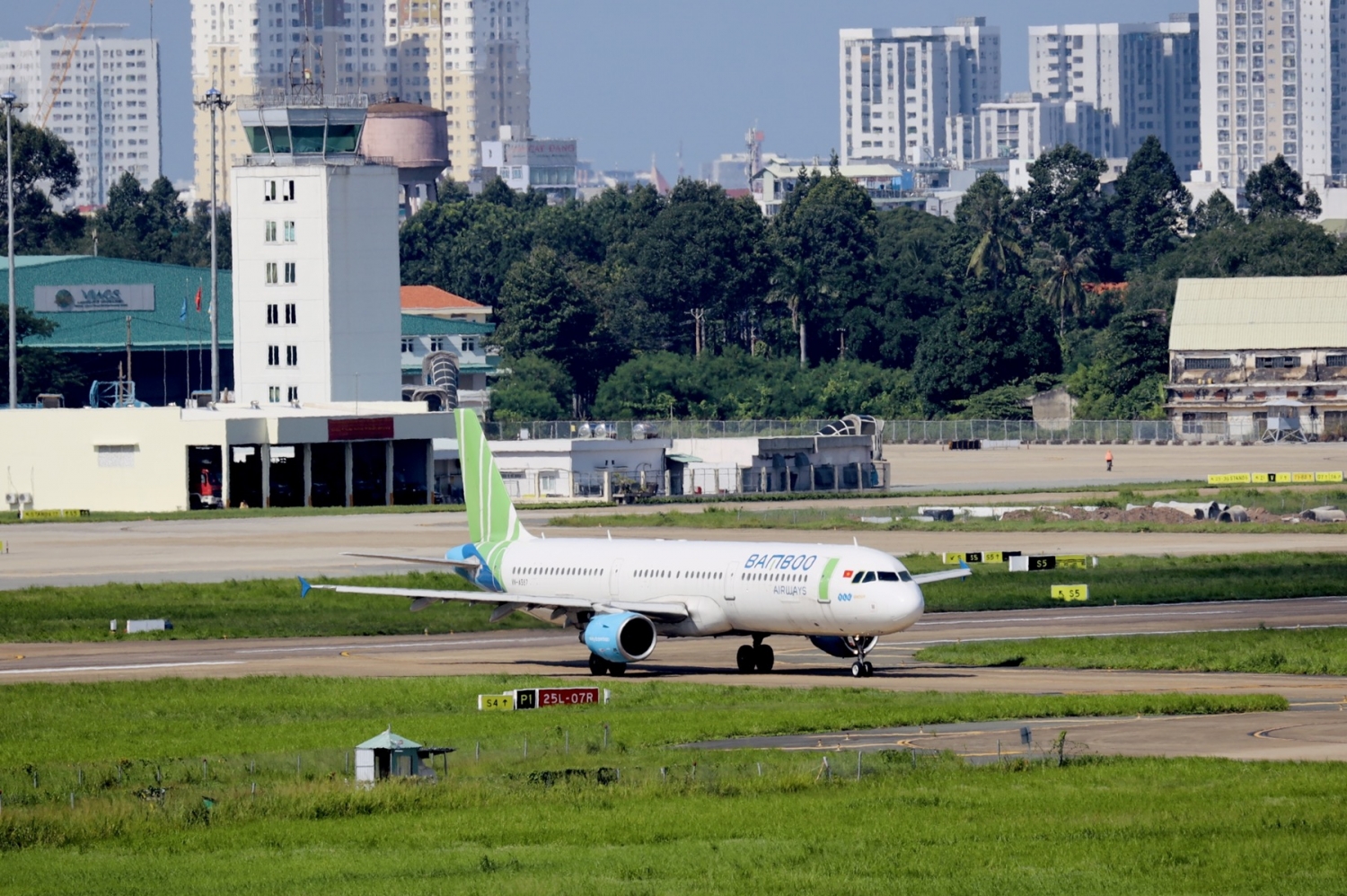 Bamboo Airways bay chuyên cơ khứ hồi đưa gần 200 y bác sĩ từ miền Trung vào TP HCM chống dịch Bamboo Airways bay chuyên cơ khứ hồi đưa gần 200 y bác sĩ từ miền Trung vào TP HCM chống dịch
