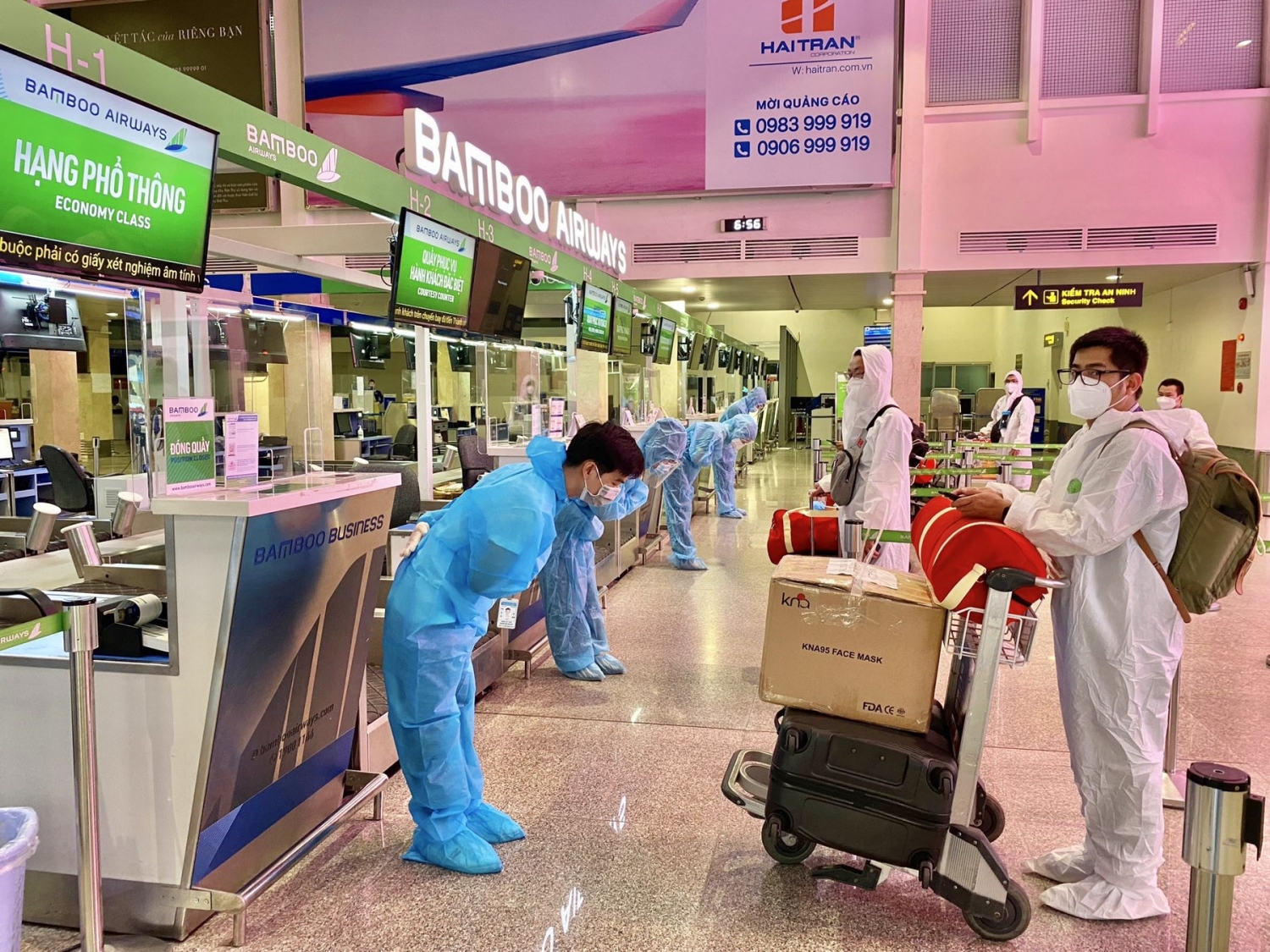 Bamboo Airways bay chuyên cơ khứ hồi đưa gần 200 y bác sĩ từ miền Trung vào TP HCM chống dịch Bamboo Airways bay chuyên cơ khứ hồi đưa gần 200 y bác sĩ từ miền Trung vào TP HCM chống dịch
