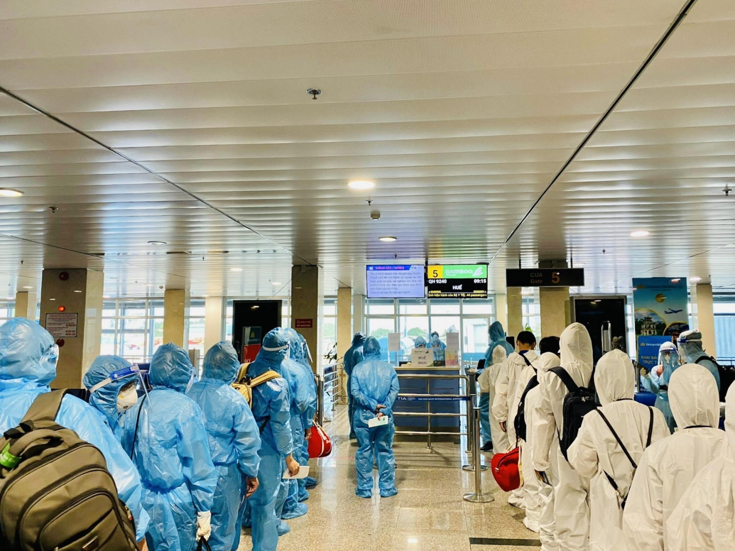 Bamboo Airways bay chuyên cơ khứ hồi đưa gần 200 y bác sĩ từ miền Trung vào TP HCM chống dịch Bamboo Airways bay chuyên cơ khứ hồi đưa gần 200 y bác sĩ từ miền Trung vào TP HCM chống dịch