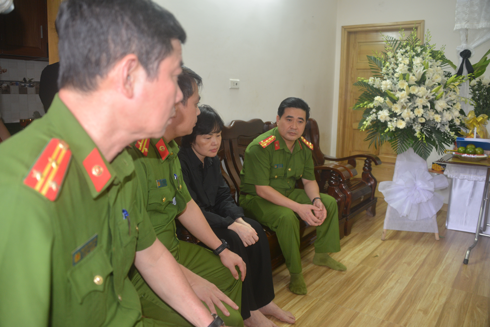 Cụm thi đua số 9 Công an TP Hà Nội thăm hỏi, động viên gia đình cán bộ chiến sỹ hy sinh trong vụ cháy tại Cầu Giấy