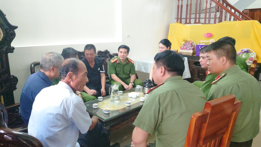 Cụm thi đua số 9 Công an TP Hà Nội thăm hỏi, động viên gia đình cán bộ chiến sỹ hy sinh trong vụ cháy tại Cầu Giấy