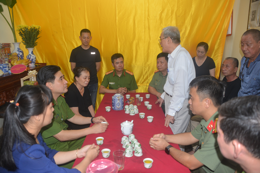 Cụm thi đua số 9 Công an TP Hà Nội thăm hỏi, động viên gia đình cán bộ chiến sỹ hy sinh trong vụ cháy tại Cầu Giấy