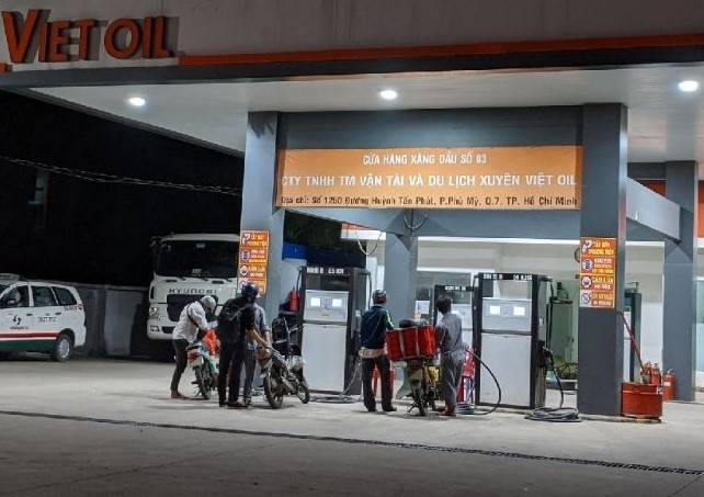Hai doanh nghiệp phải dừng nhập khẩu xăng dầu Hai doanh nghiệp phải dừng nhập khẩu xăng dầu