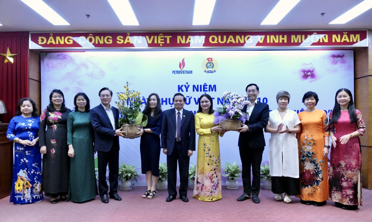 Nữ công đoàn dầu khí nhận hoa chúc mừng từ đại diện lãnh đạo tập đoàn dầu khí VN