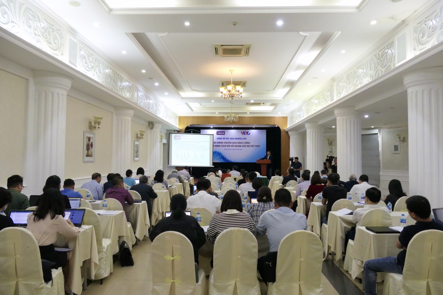 Toàn cảnh hội trường