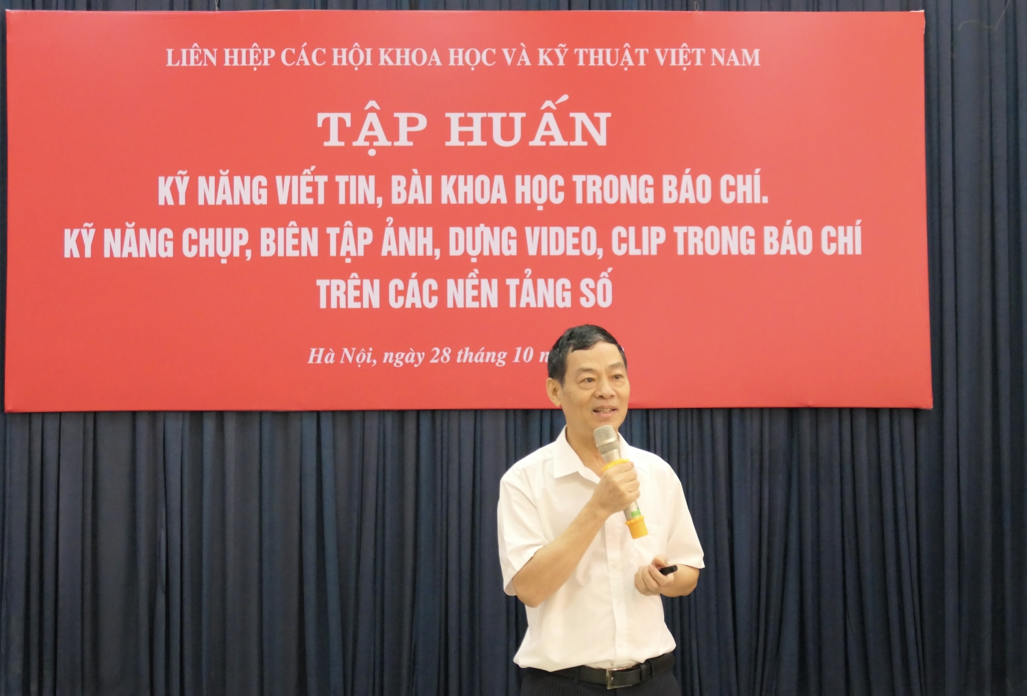 Nhà báo Lê Nghiêm – Nguyên Trưởng Ban Điện tử Báo Nhân dân, nguyên Vụ trưởng vụ Đối ngoại Bộ Thông tin và Truyền thông.