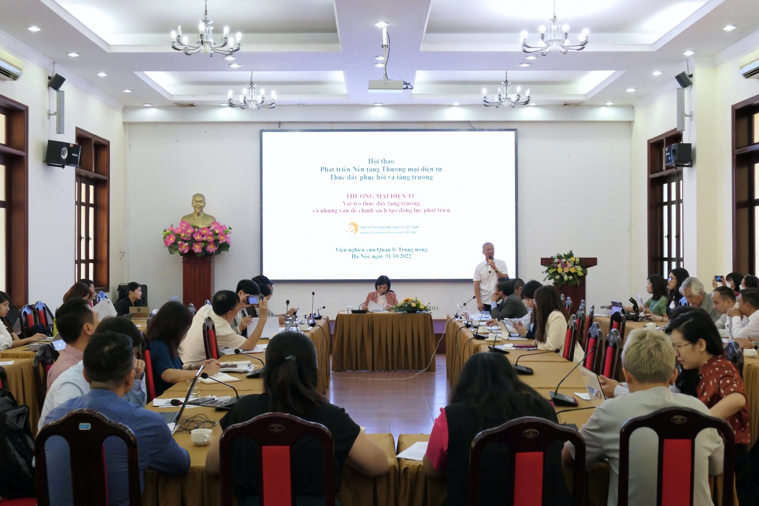 Toàn cảnh hội trường diễn ra hội thảo.