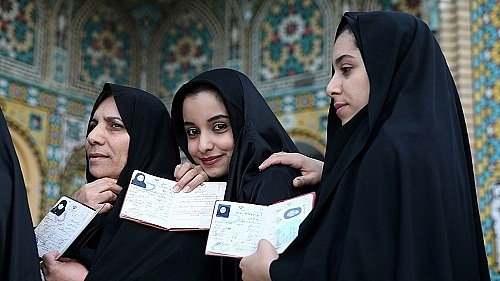 nhan sac phia sau tam khan trum dau cua phu nu iran