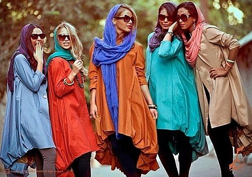 nhan sac phia sau tam khan trum dau cua phu nu iran