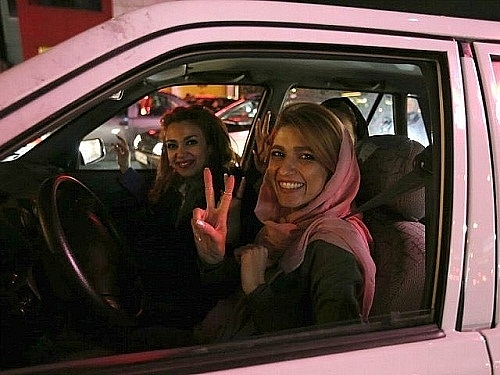 nhan sac phia sau tam khan trum dau cua phu nu iran