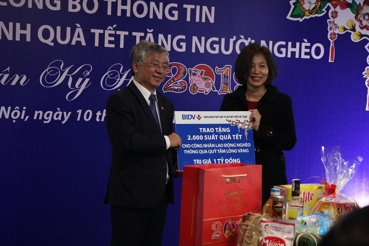BIDV dành tặng 40.000 suất quà Tết trị giá 20 tỷ đồng cho người nghèo bidv danh tang 40000 suat qua tet tri gia 20 ty dong cho nguoi ngheo