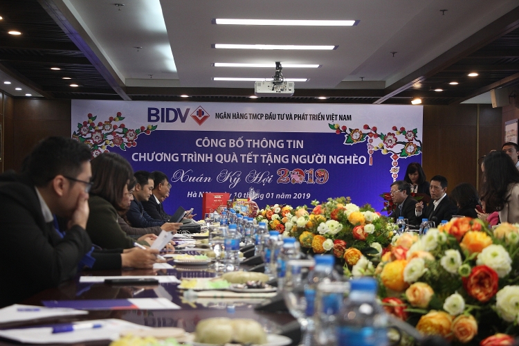 BIDV dành tặng 40.000 suất quà Tết trị giá 20 tỷ đồng cho người nghèo bidv danh tang 40000 suat qua tet tri gia 20 ty dong cho nguoi ngheo