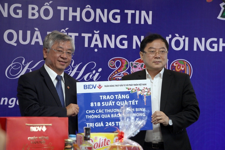 BIDV dành tặng 40.000 suất quà Tết trị giá 20 tỷ đồng cho người nghèo bidv danh tang 40000 suat qua tet tri gia 20 ty dong cho nguoi ngheo