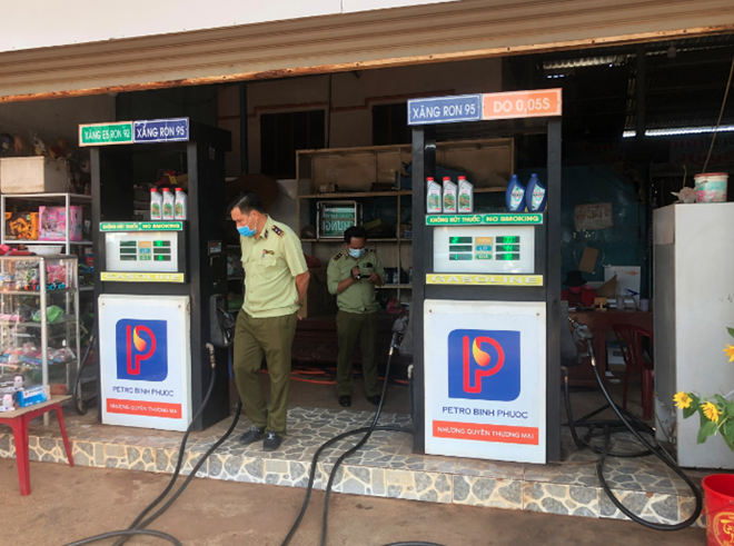 Phát hiện cửa hàng xăng dầu tự ý nâng giá xăng