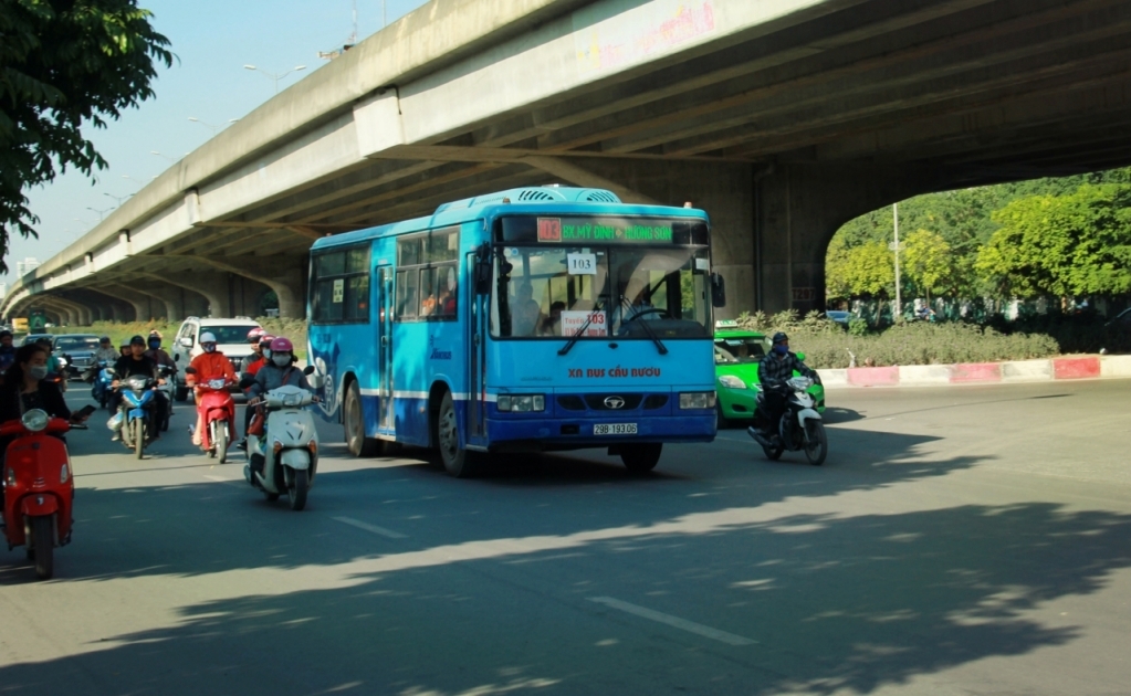 Hà Nội: Xe buýt, taxi vận hành trở lại như thế nào?