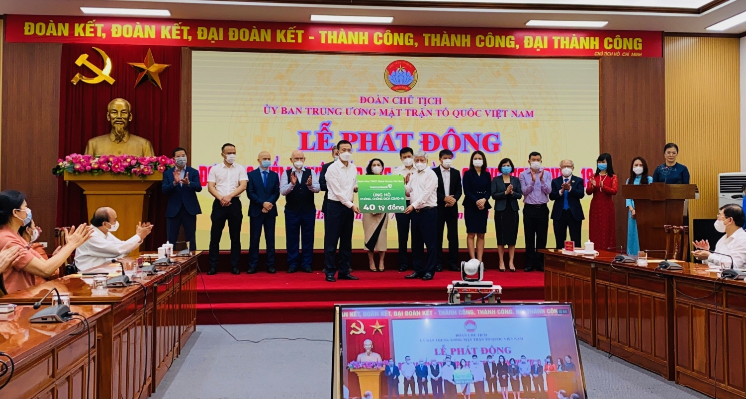 Vietcombank tài trợ 40 tỷ đồng trong đợt cao điểm quyên góp ủng hộ, phòng chống dịch COVID-19