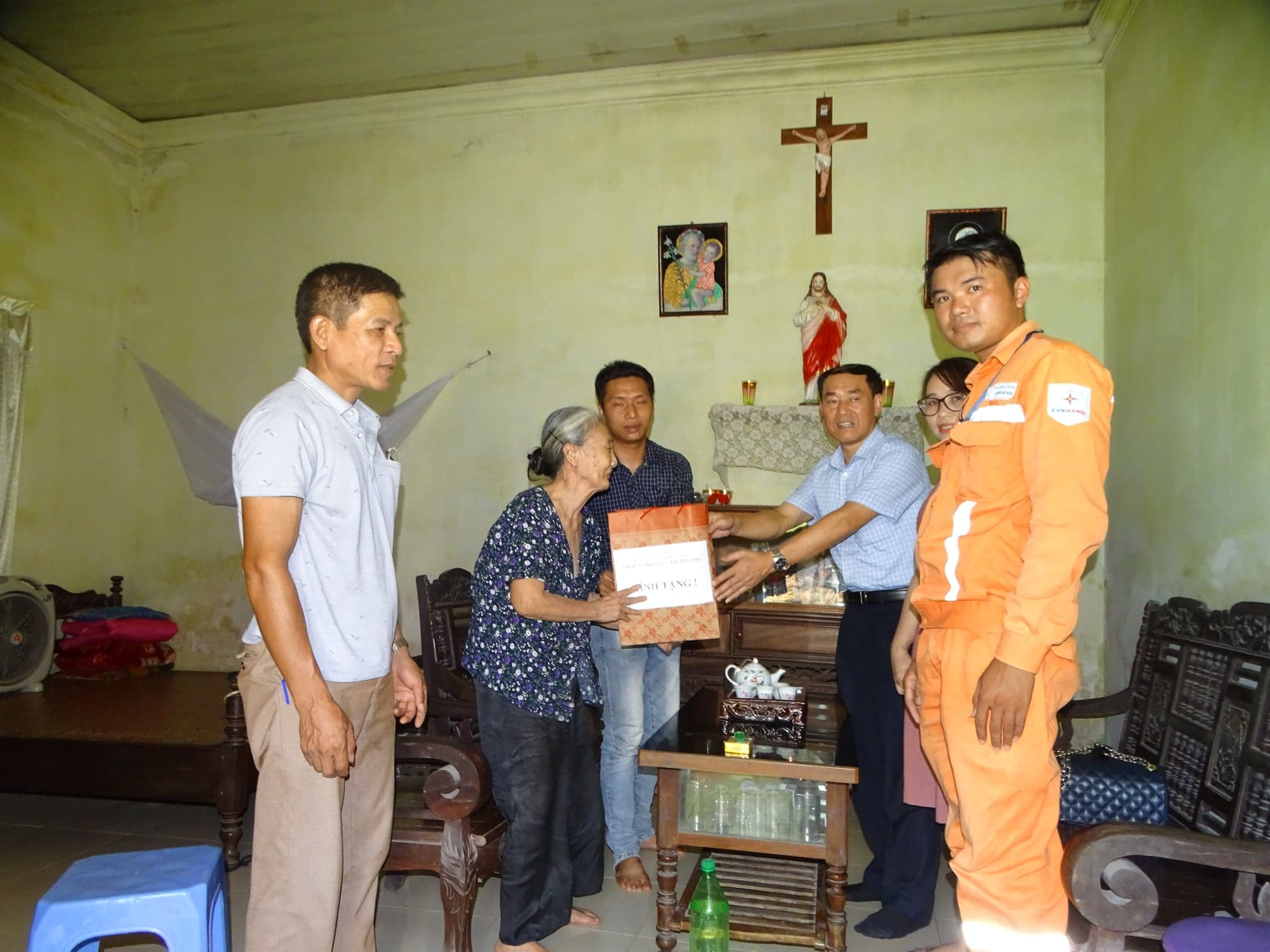cong ty dien luc thuong tin tang qua tri an ngay thuong binh liet sy