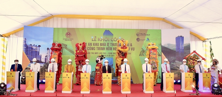 Các đại biểu bấm nút khởi công dự án xây dựng Khu nhà ở thương mại và các công trình hỗn hợp – dịch vụ, Khu đô thị mới Lào Cai - Cam Đường, thành phố Lào Cai.