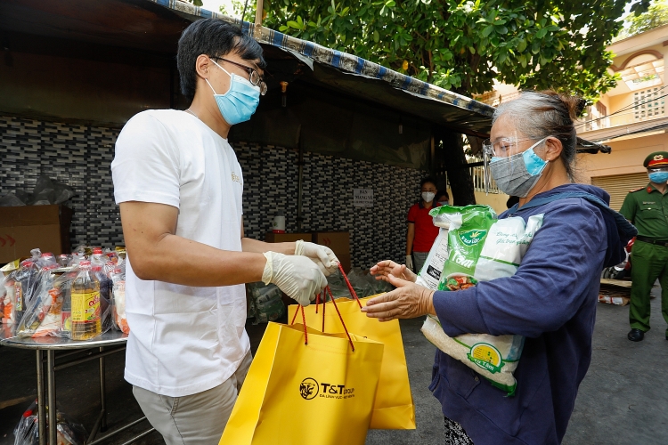 T&T Group tặng 100.000 suất quà tổng giá trị 30 tỷ đồng cho người dân TP HCM gặp khó khăn do Covid-19