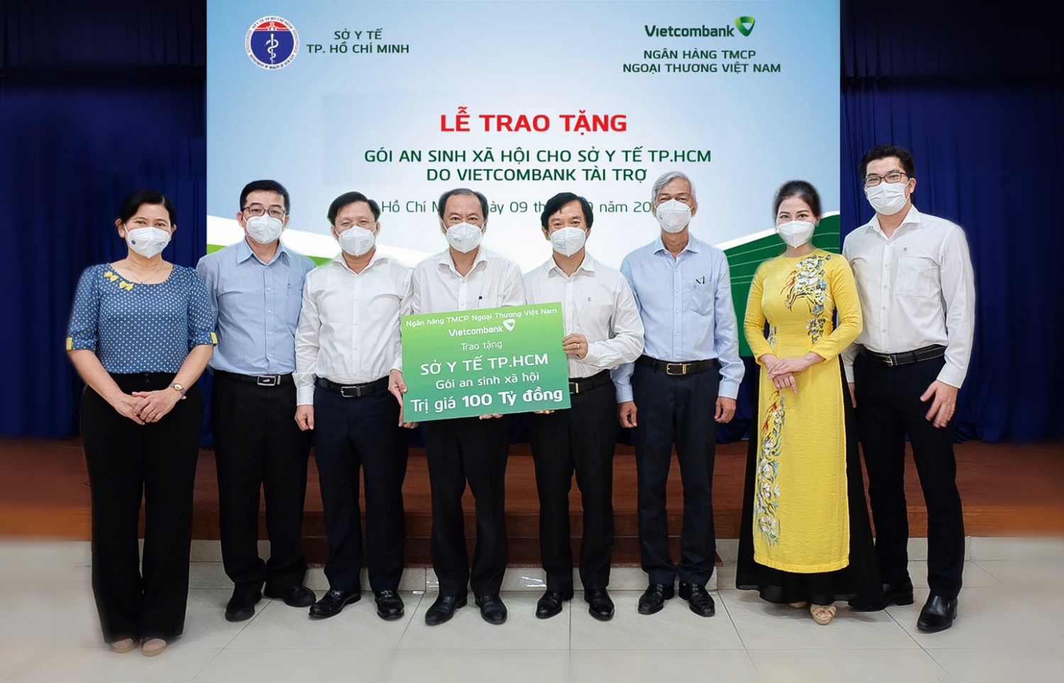 Vietcombank trao tặng gói an sinh xã hội 100 tỷ đồng cho Sở Y tế thành phố Hồ Chí Minh