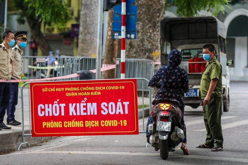 Hà Nội: Hướng dẫn người tham gia giao thông quét mã QR tại chốt kiểm soát dịch
